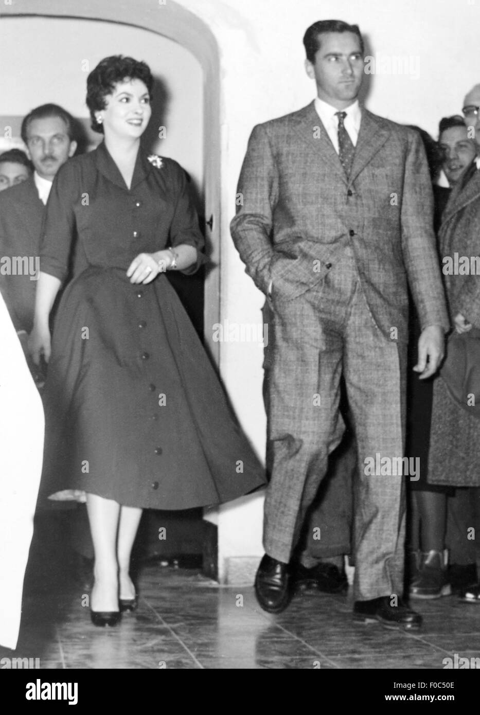 Lollobrigida, Gina, * 4.7.1927, italienische Schauspielerin, halbe Länge, mit Jochen Willke, Chefredaktor der 'Muenchner illustrierten', Ehemann Milko Skovic, vor Pressekonferenz, München, 1955, Stockfoto