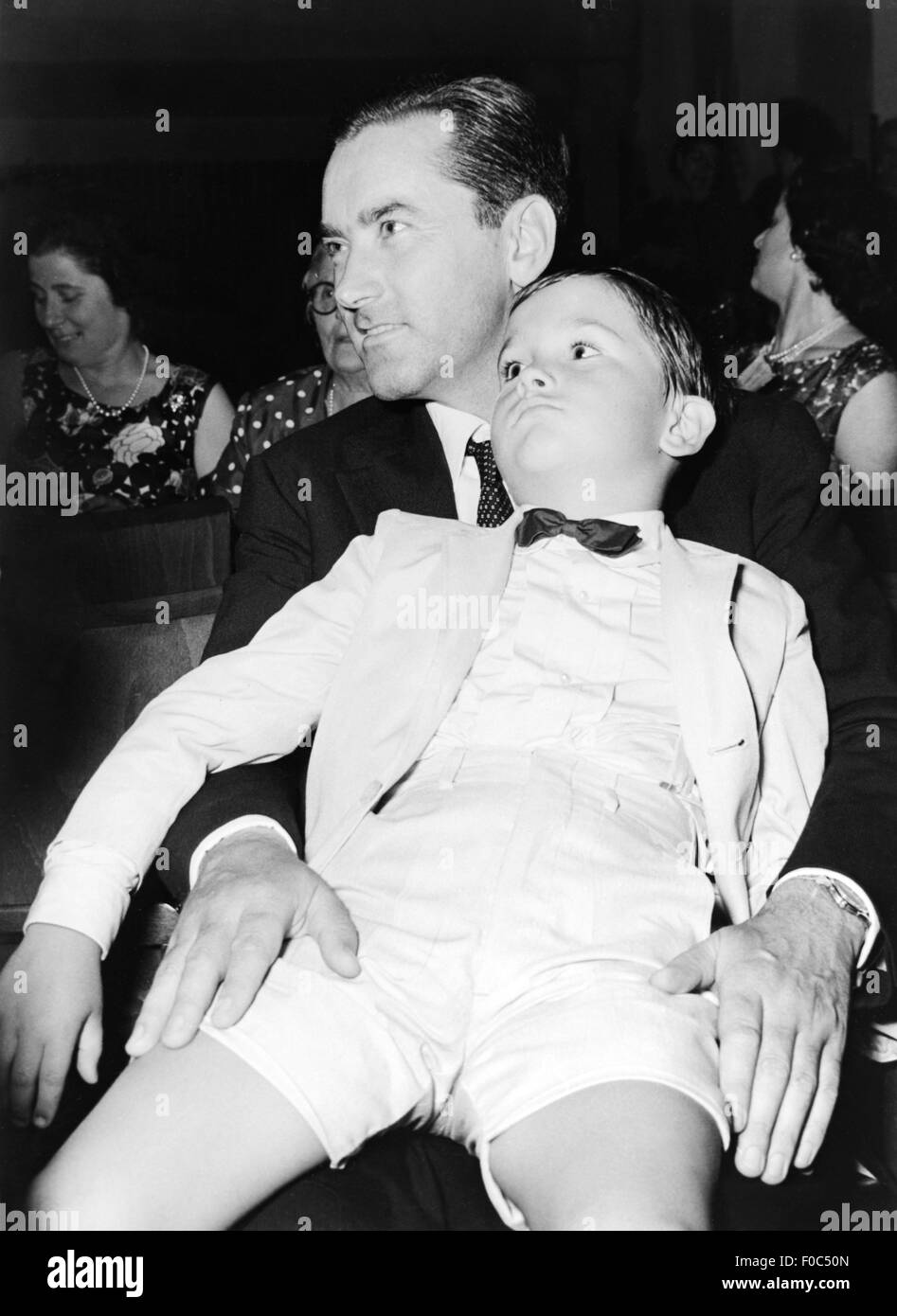 Lollobrigida, Gina, * 4.7.1927, italienische Schauspielerin, Ehemann Milko Skofic, Sohn Milko Jr., halbe Länge, bei der Veranstaltung in der Musikschule, Rom, 1963, Stockfoto