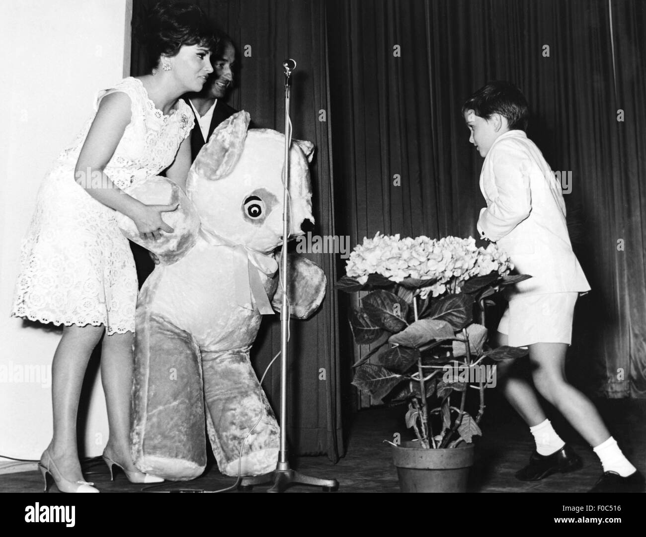 Lollobrigida, Gina, * 4.7.1927, italienische Schauspielerin, halbe Länge, mit Sohn Milko Skofic Jr., auf der Veranstaltung in der Musikschule, Rom, 1963, Stockfoto