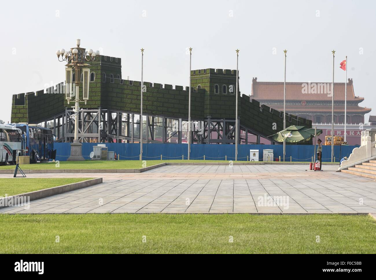 Peking, China. 12. August 2015. Foto aufgenommen am 12. August 2015 zeigt ein Parterre mit der großen Mauer Parttern am Tiananmen Square in Peking, Hauptstadt von China. Einstellung der Blumenschmuck am Tiananmen Square und entlang der Chang'an Straße hat am 10. August begonnen und die Arbeit erfolgt Ende August um die Militärparade am 3. September in Peking zu begrüßen. Bildnachweis: Luo Xiaoguang/Xinhua/Alamy Live-Nachrichten Stockfoto