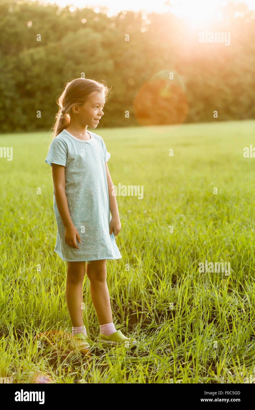 Gesamte Länge der glückliche Mädchen stehen auf Wiese Stockfoto