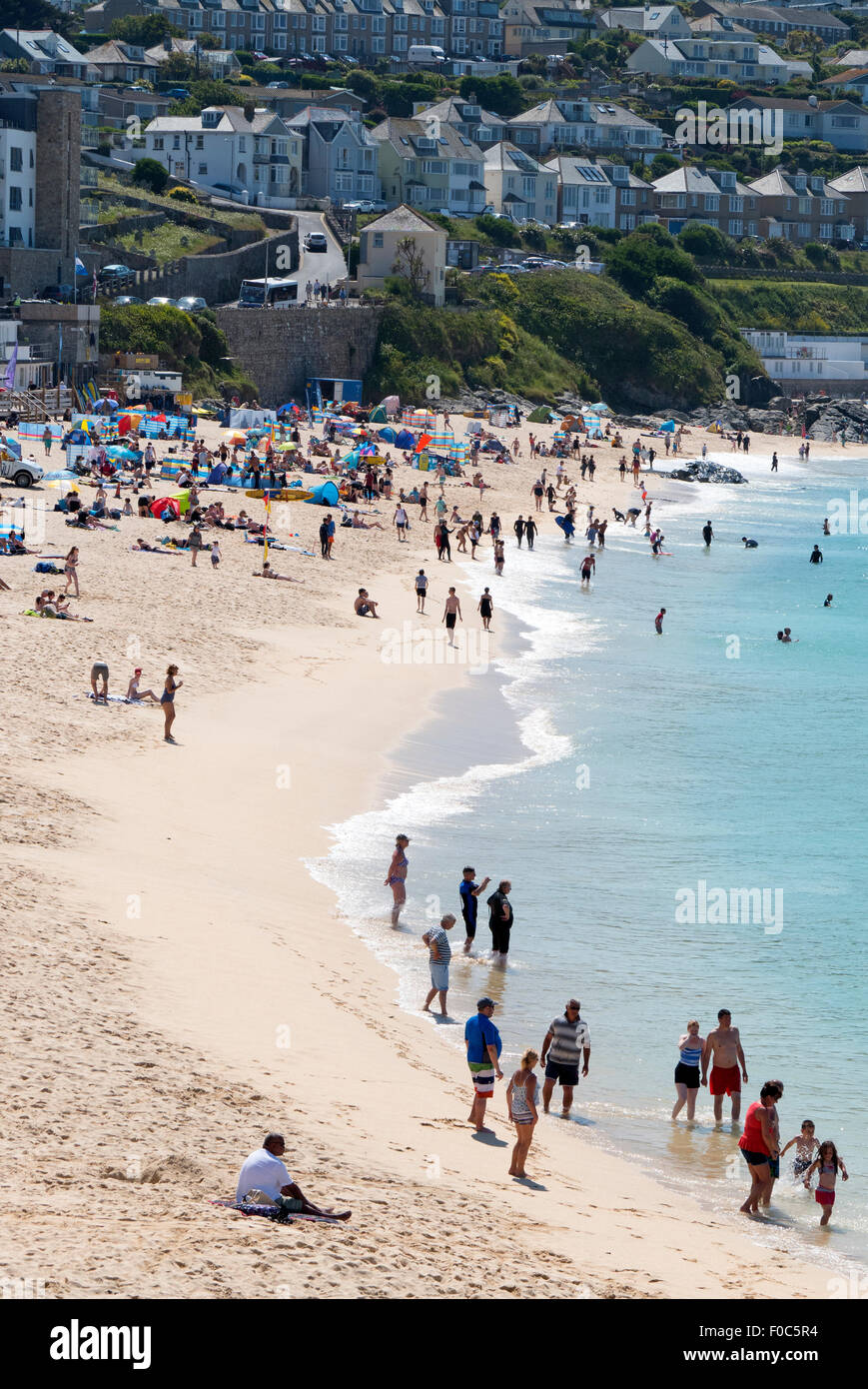 St. Ives Porthmeor Beach Ufer an einem Sommertag, Cornwall, England. Stockfoto