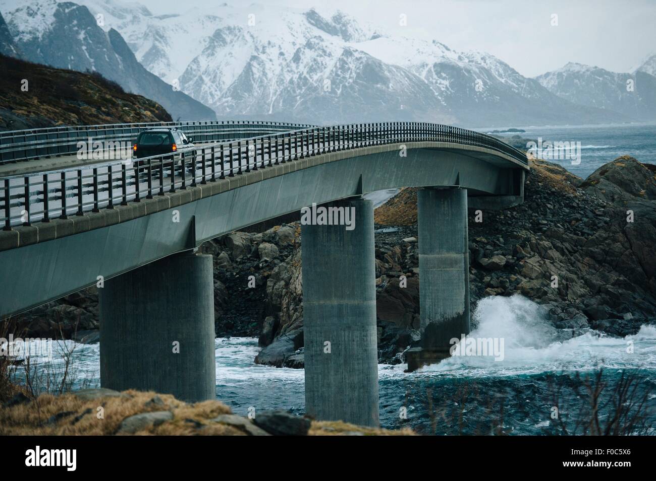 Geländewagen, Küsten-Brücke, Reine, Lofoten, Norwegen Stockfoto