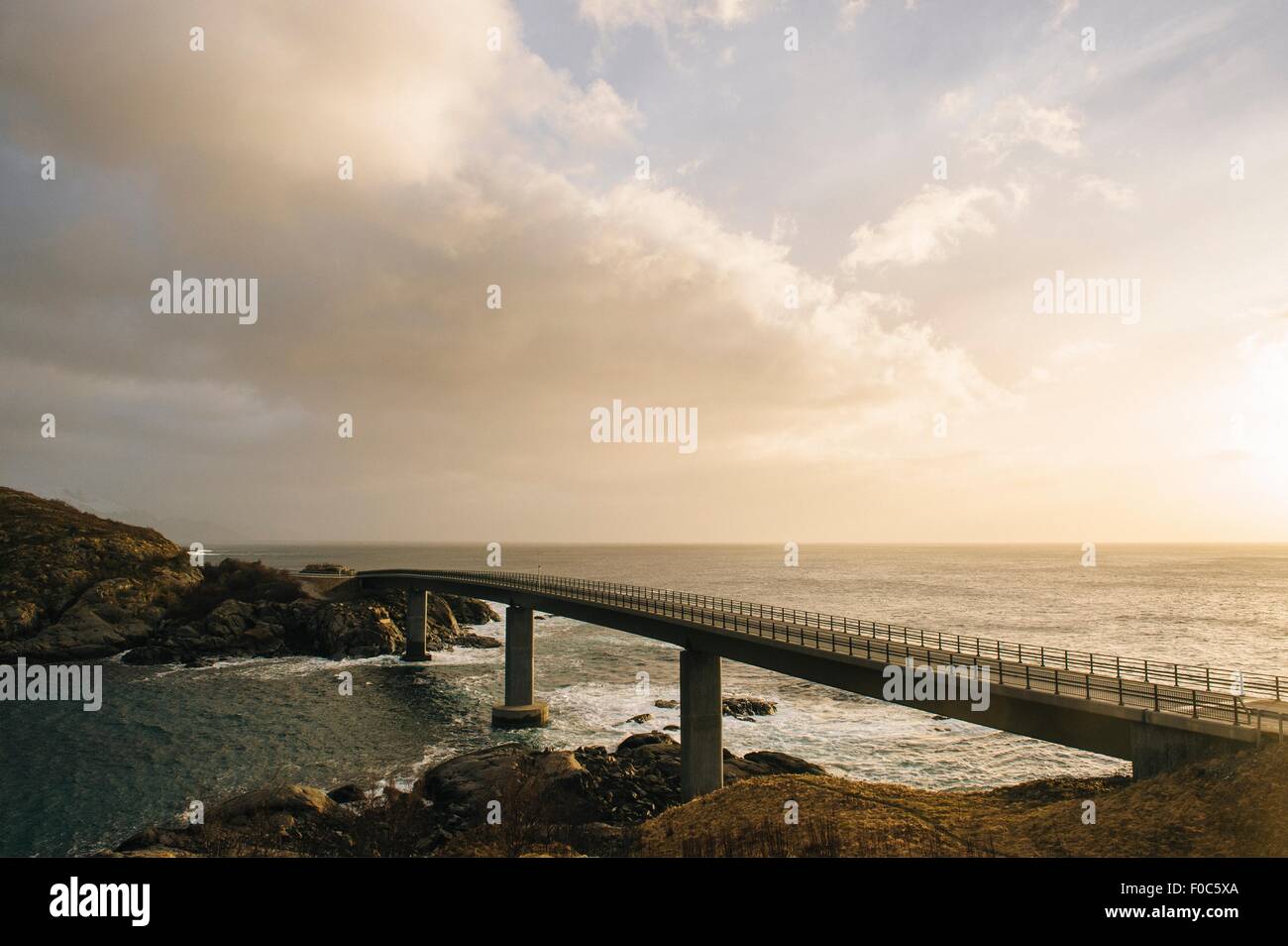 Silhouette Brücke auf Küste, Reine, Lofoten, Norwegen Stockfoto