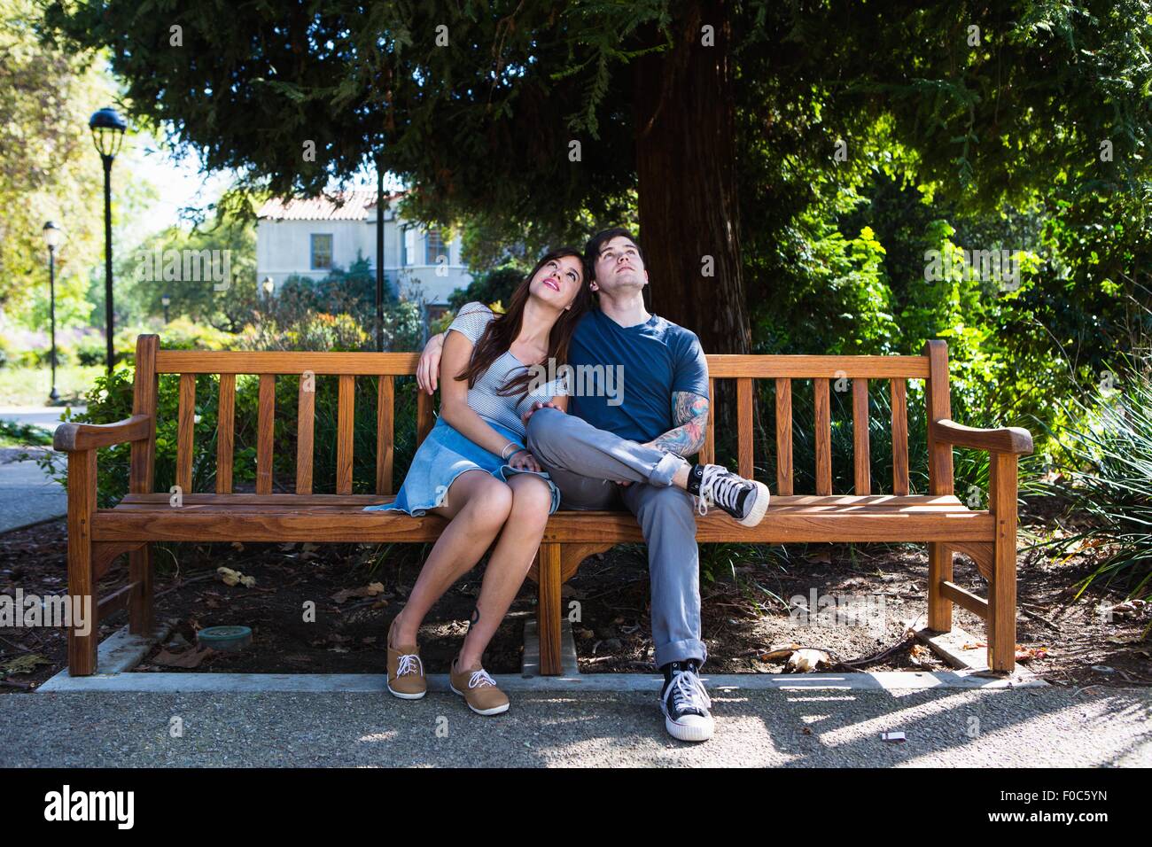 Junges Paar aus Parkbank Stockfoto