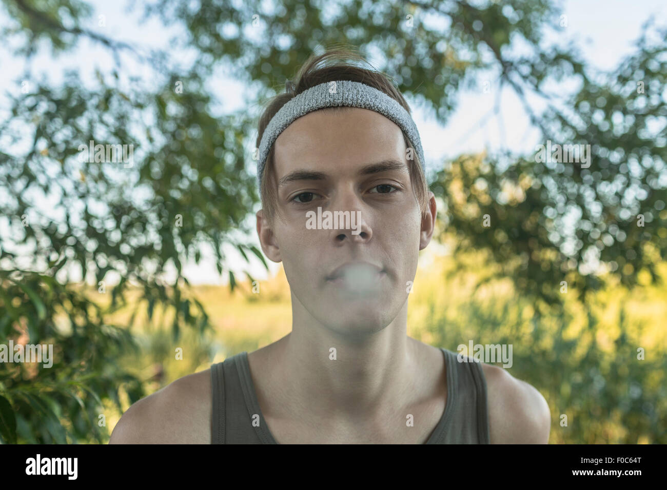 Porträt des jungen Menschen, die Rauchen im freien Stockfoto