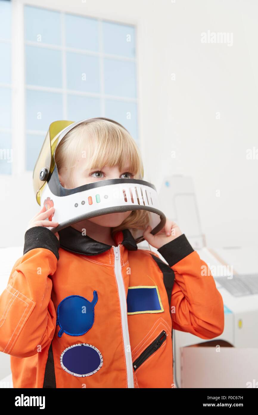 Junges Mädchen Dress up spielen, tragen Astronauten-outfit Stockfoto