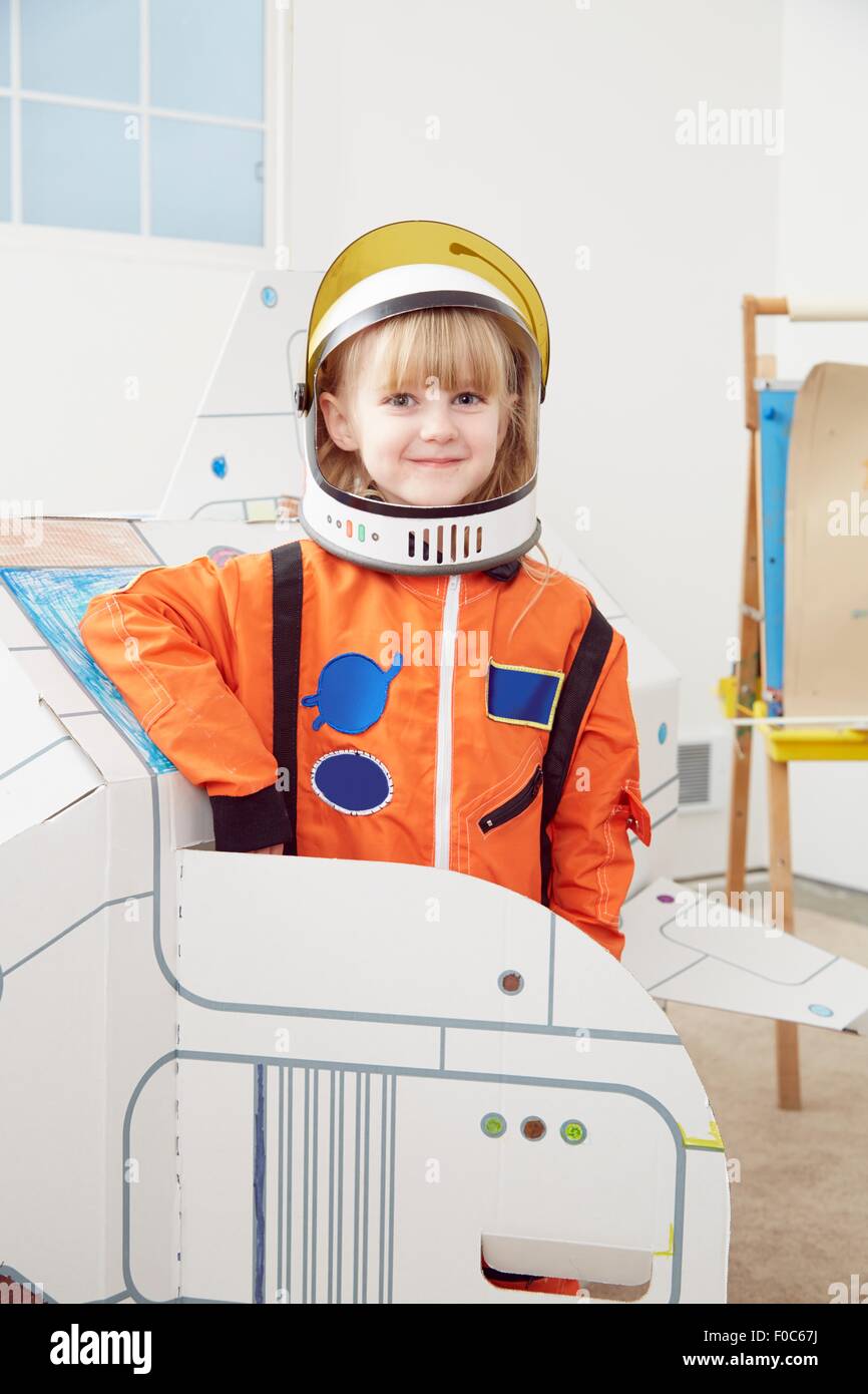 Porträt des jungen Mädchens mit Astronauten-outfit Stockfoto