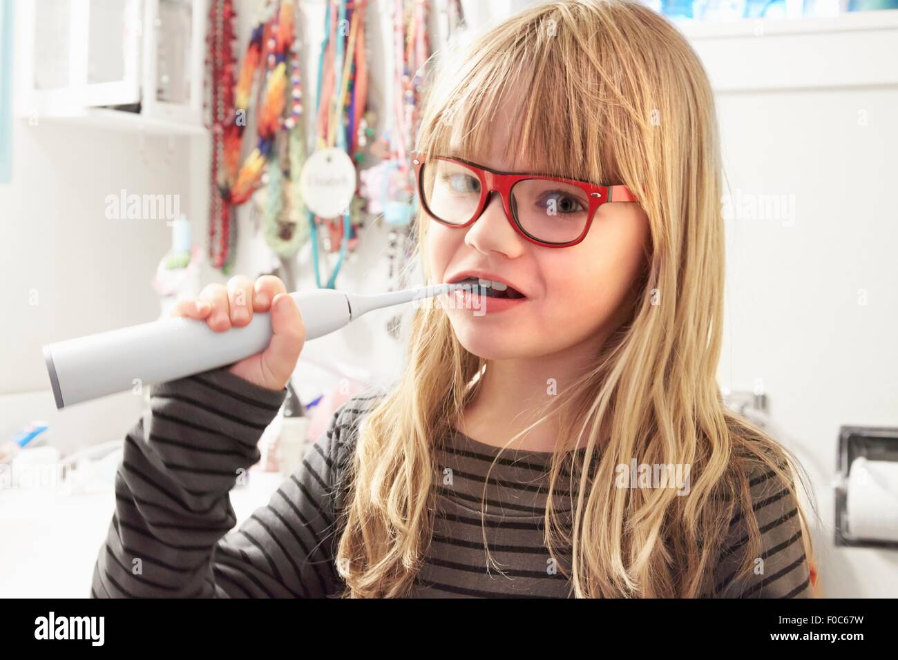 Porträt des jungen Mädchens, die Zähne zu putzen Stockfoto
