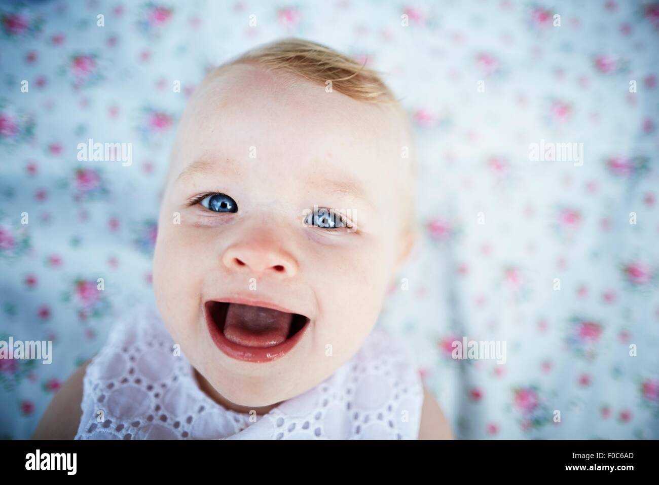 Porträt von lächelndes Babymädchen Matte auflegen Stockfoto