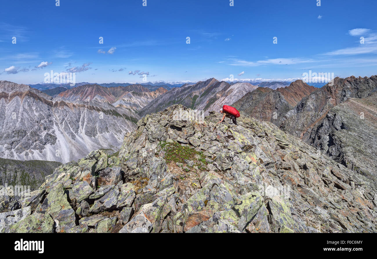 Die Frau zum Zeitpunkt des Aufstiegs bis zur Bergspitze. Tunka Alps.The Republik Burjatien Stockfoto