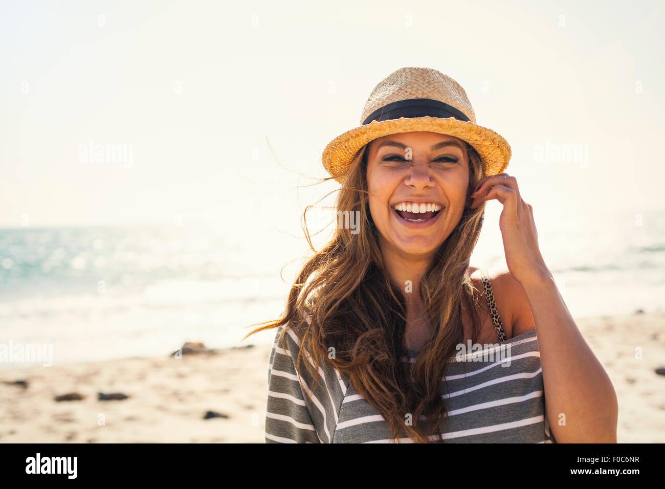 Frau posiert am Strand Stockfoto
