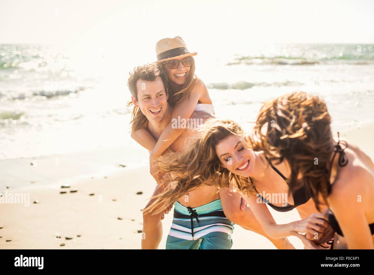 Gruppe von Freunden auf Urlaub am Strand Stockfoto