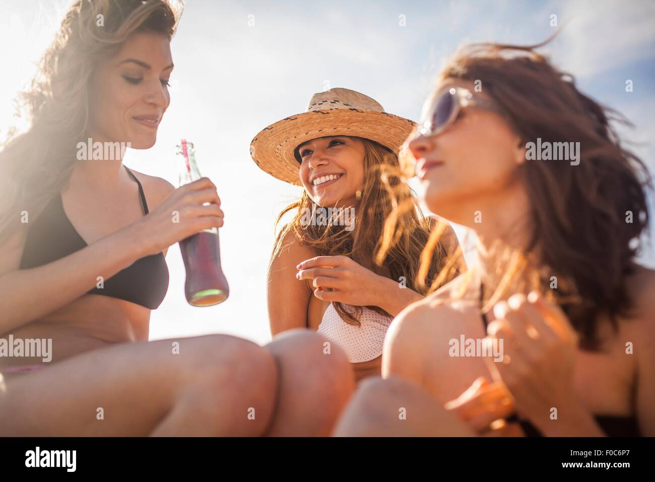 Freundinnen im Urlaub am Strand Stockfoto