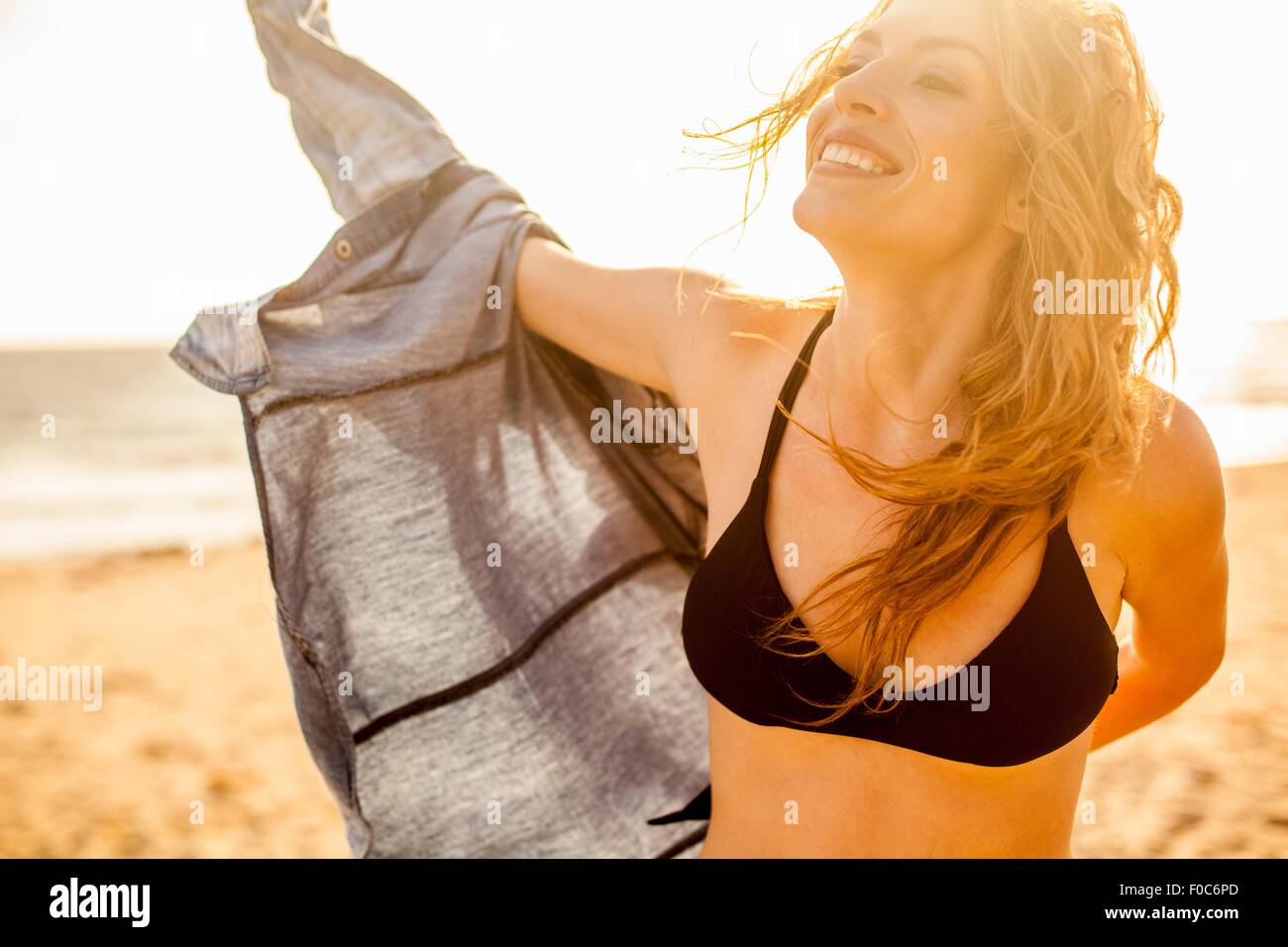 Frau auf Shirt am Strand Stockfoto