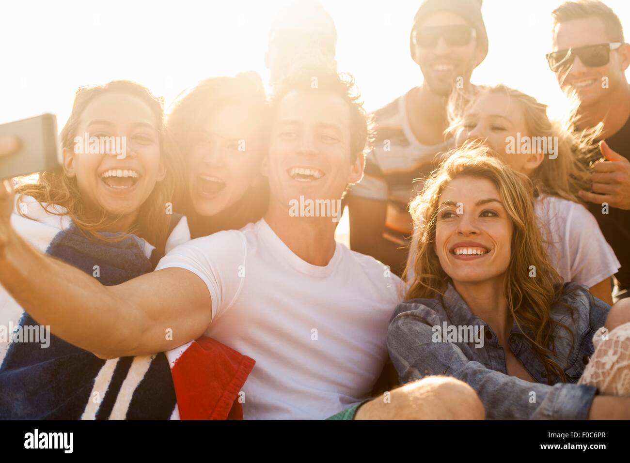 Gruppe von Freunden nehmen Selfie am Strand Stockfoto