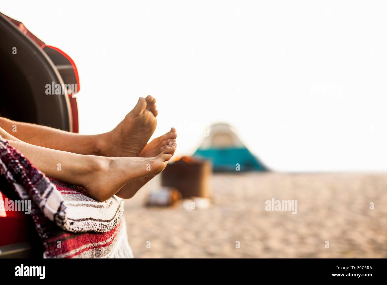 Paar erholsame Fahrzeug am Strand Stockfoto