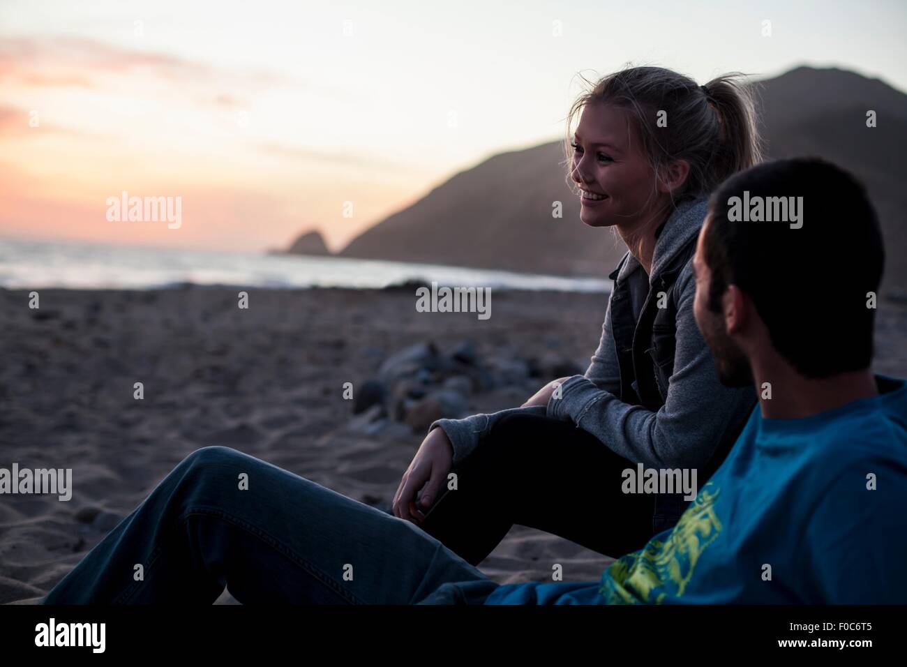 Paar am Strand, Malibu, Kalifornien, USA Stockfoto