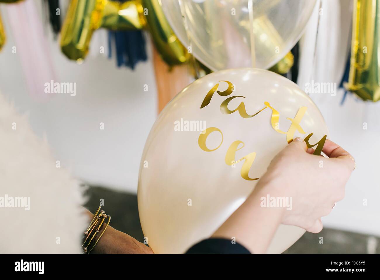 Händen der Designerinnen Ballon die Wort Partei zuweisen Stockfoto