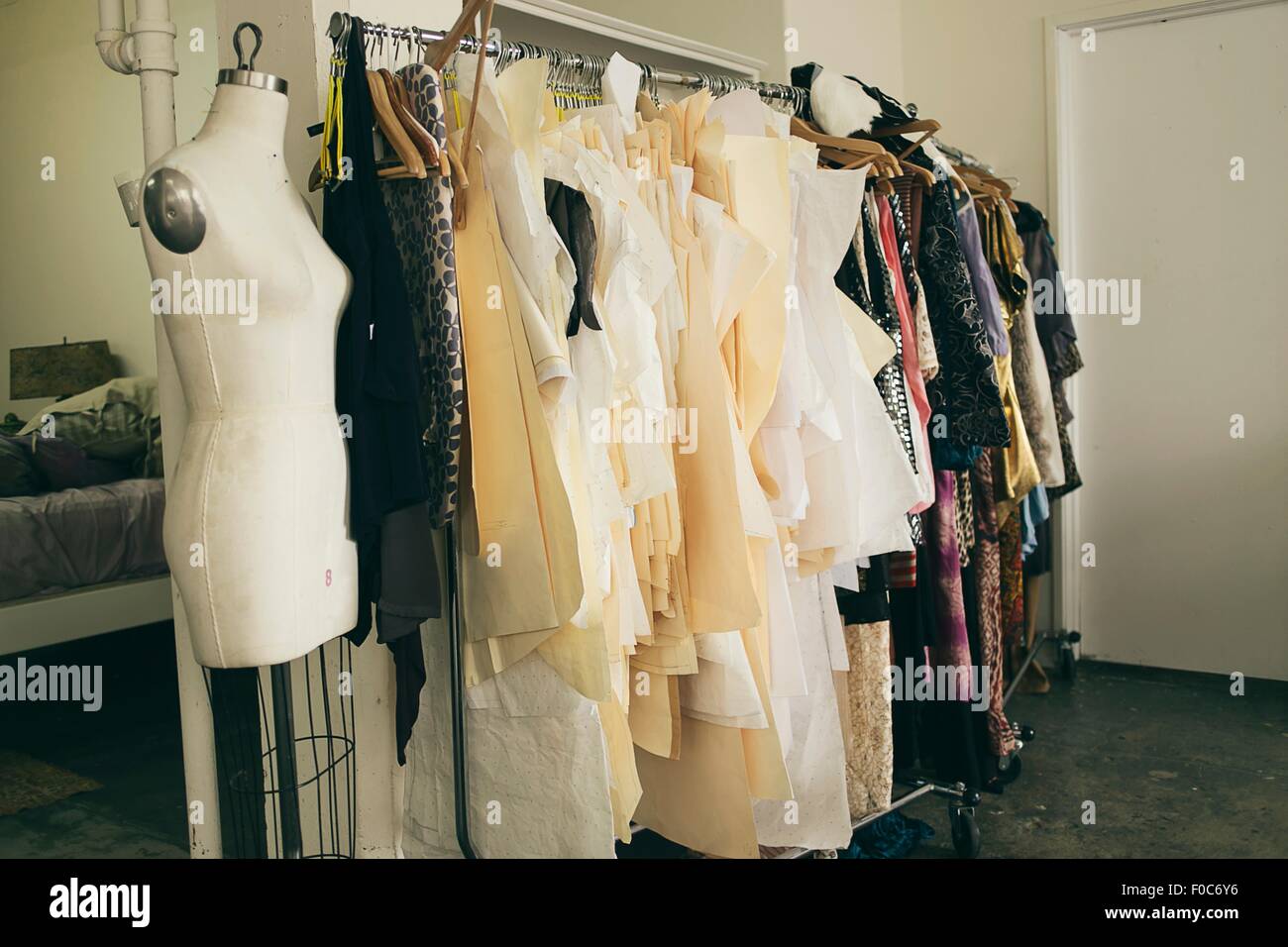 Schneider Puppe und Kleidung Schiene im Mode-studio Stockfoto