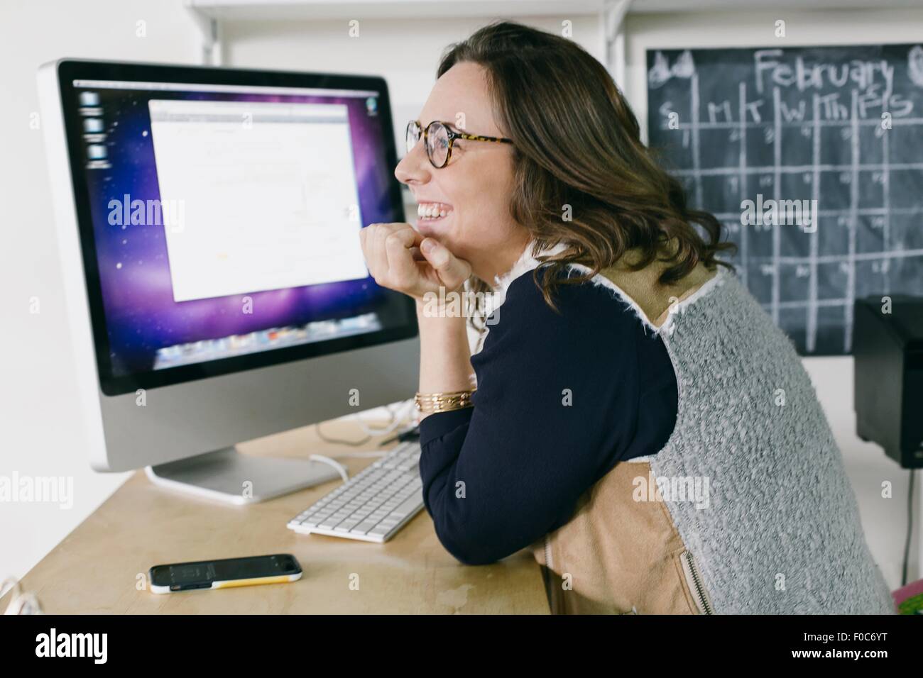 Porträt der jungen weiblichen Büroangestellten träumen am Schreibtisch Stockfoto