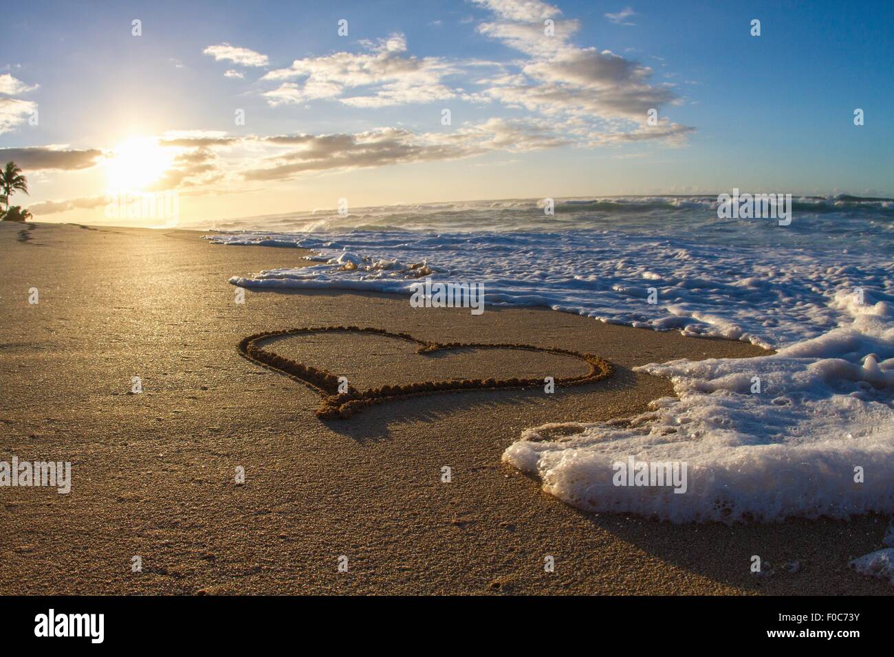 Herz, gezeichnet in Sand, Sonnenuntergang Stockfoto
