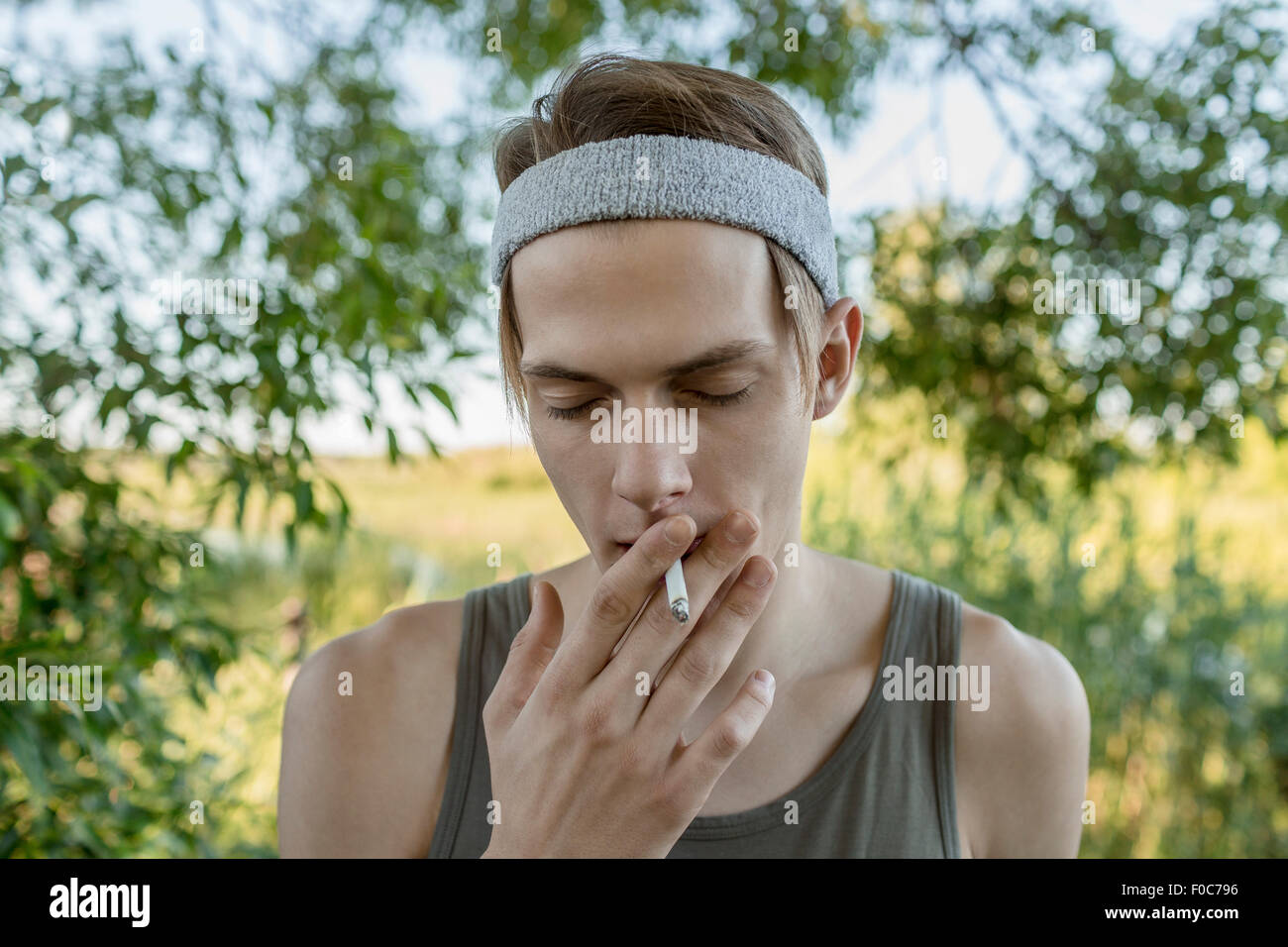 Junger Mann Rauchen im freien Stockfoto