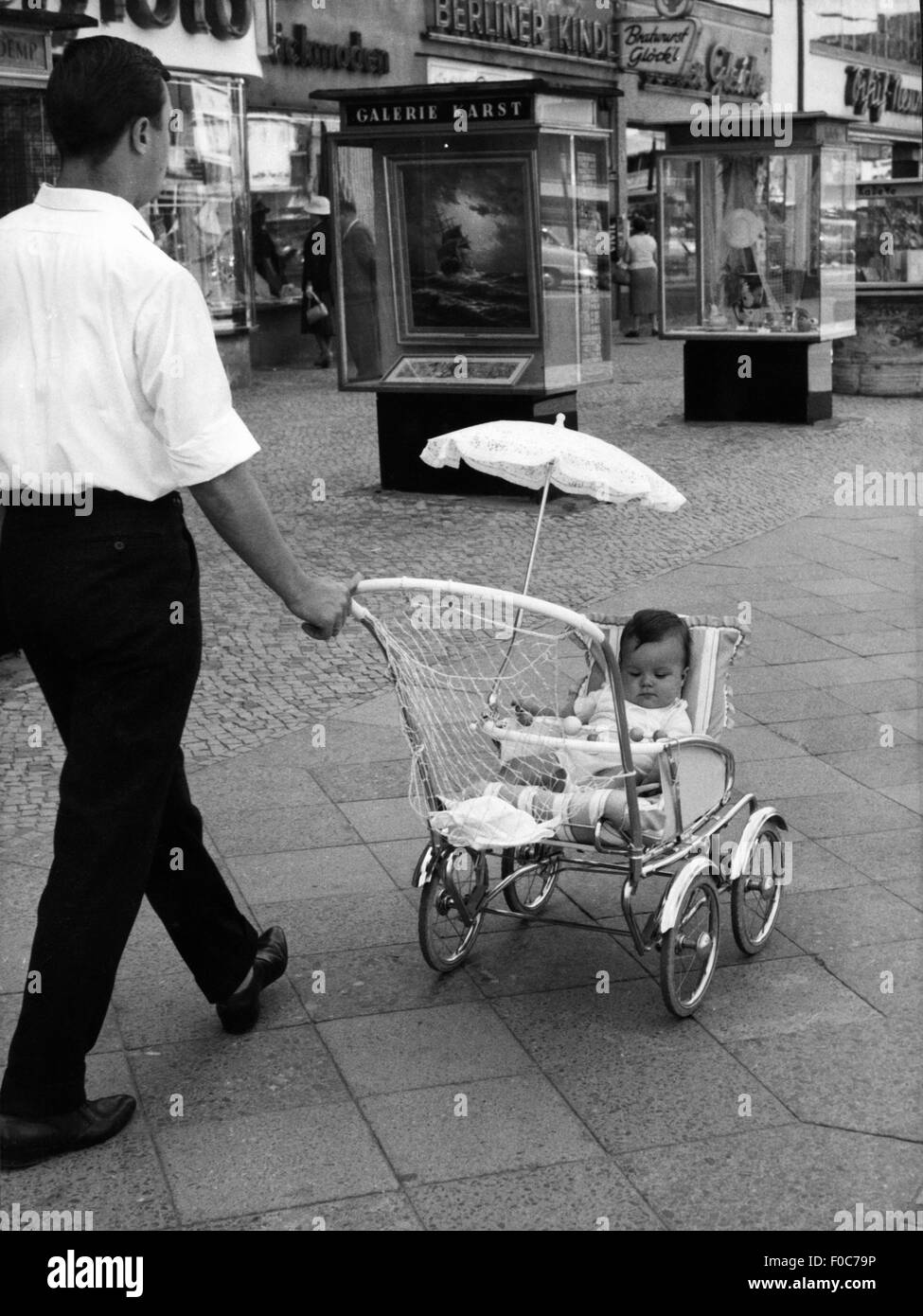Personen, Kinder, Kinderwagen, Kinderwagen, Kinderwagen, Berlin, August 1960, Zusatz-Rechte-Clearences-nicht vorhanden Stockfoto