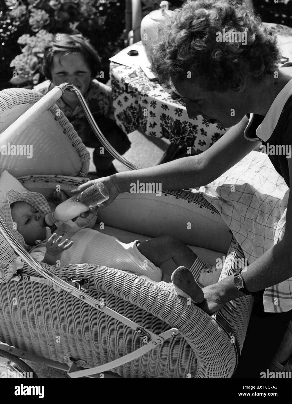 Personen, Kind / Kinder, Babys, Baby, das von seiner Mutter gefüttert wird, 1950er Jahre, Zusatzrechte-Clearences-nicht vorhanden Stockfoto