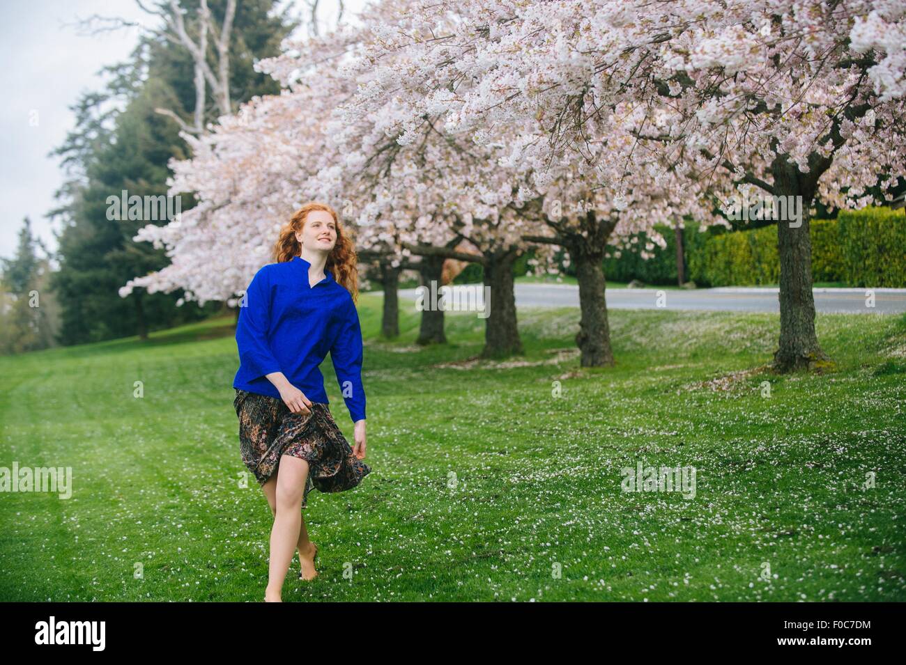 Junge Frau tanzen barfuß im Frühlingspark Stockfoto