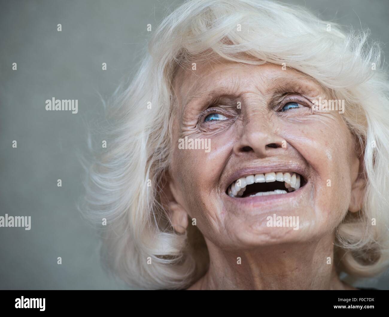 Porträt von älteren Erwachsenen Frau, lachen Stockfoto