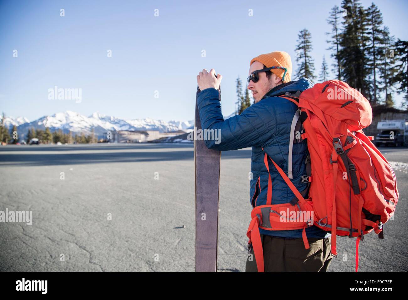Junge männliche Skifahrer auf Parkplatz mit entfernten Schnee begrenzt Mount Baker, Washington, USA Stockfoto Junge männliche Skifahrer auf Parkplatz mit entfernten Schnee begrenzt Mount Baker, Washington, USA Stockfoto