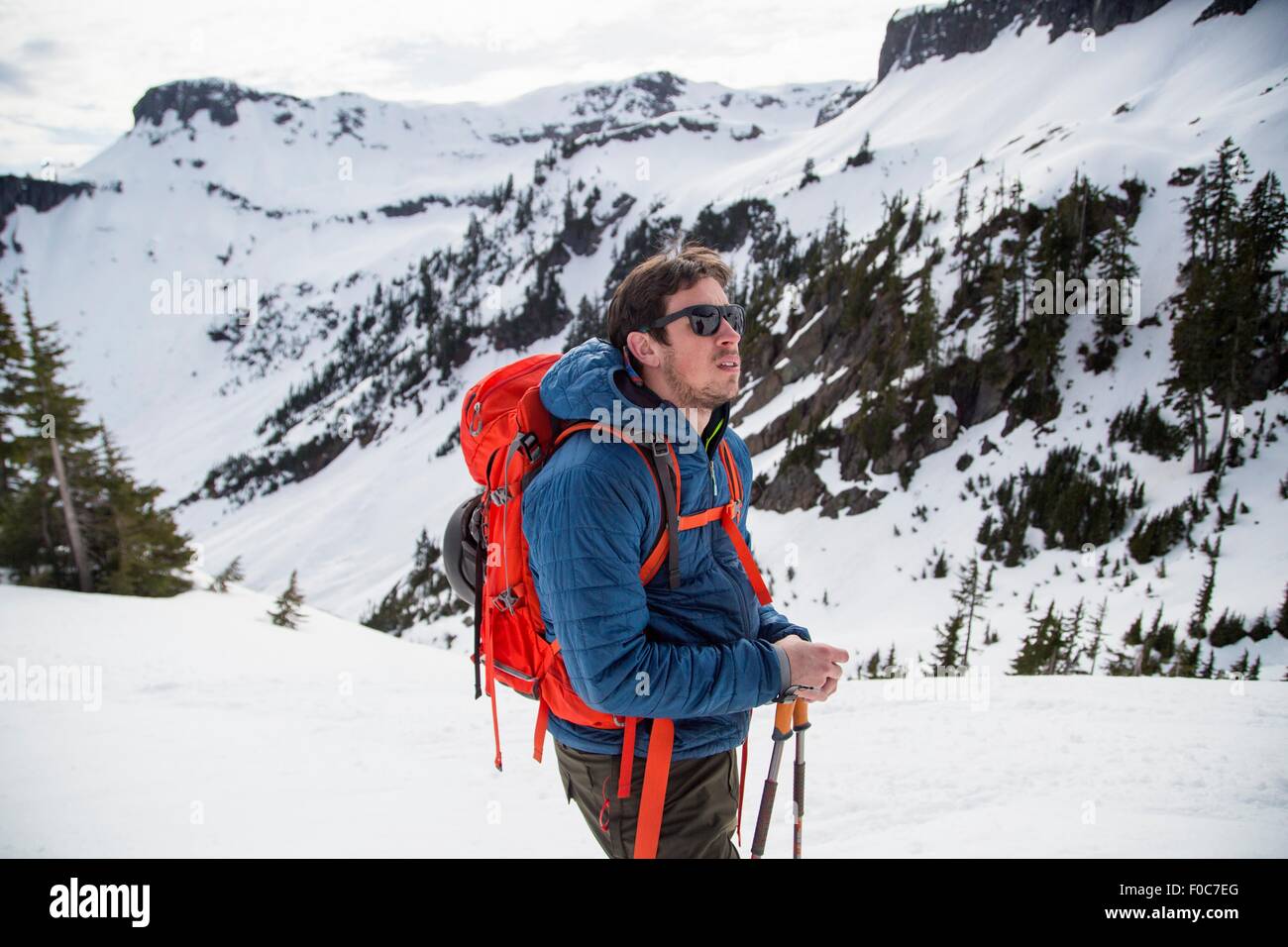 Junge männliche Skifahrer mit Blick vom Berg, Mount Baker, Washington, USA Stockfoto Junge männliche Skifahrer mit Blick vom Berg, Mount Baker, Washington, USA Stockfoto