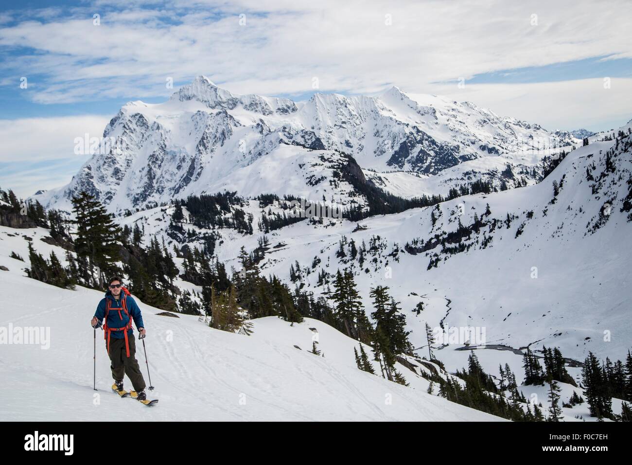 Junge männliche Skifahrer voran Berg, Mount Baker, Washington, USA Stockfoto Junge männliche Skifahrer voran Berg, Mount Baker, Washington, USA Stockfoto