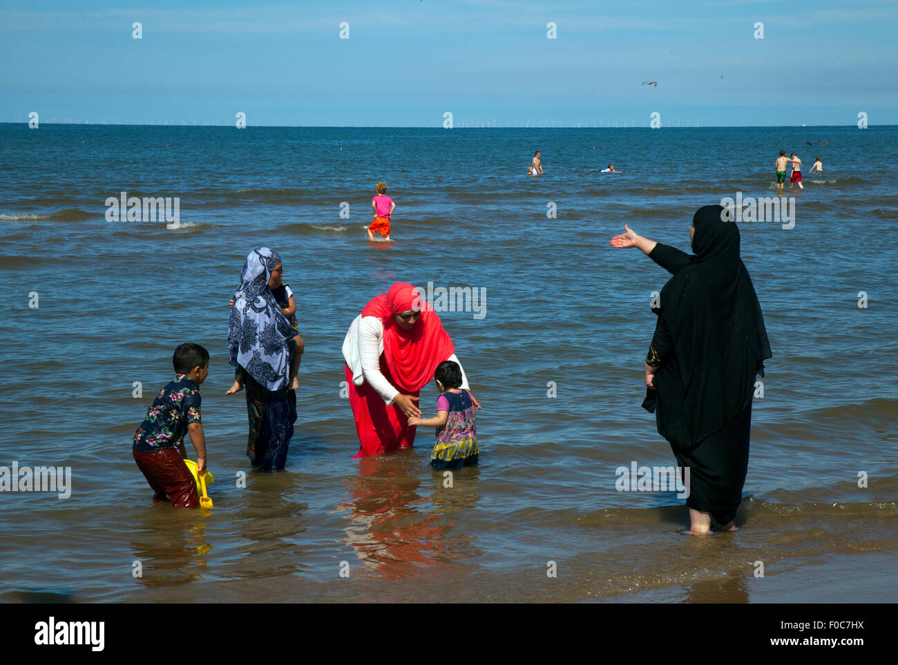 Sonniger August in Blackpool, Lancashire, Großbritannien. August 2015. Wetter in Großbritannien. Ein sonniger Tag, an dem Urlauber, Touristen und Tagesausflügler den Strand, die Küste und die Strandpromenade des Resorts genießen. Stockfoto