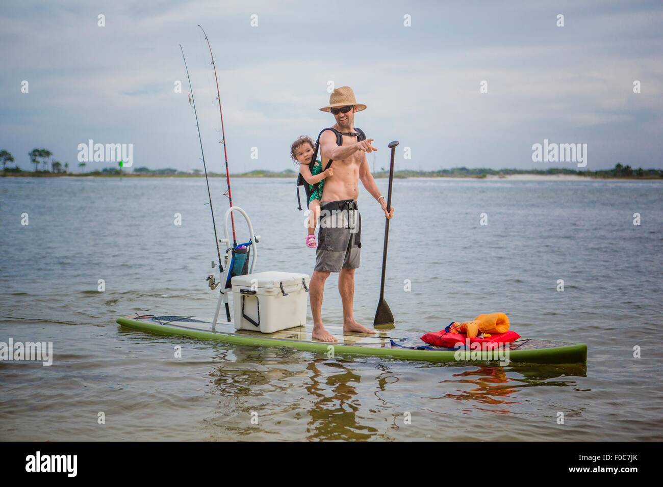 Mann und Baby Tochter standup Paddling im Klang, Fort Walton, Florida, USA Stockfoto