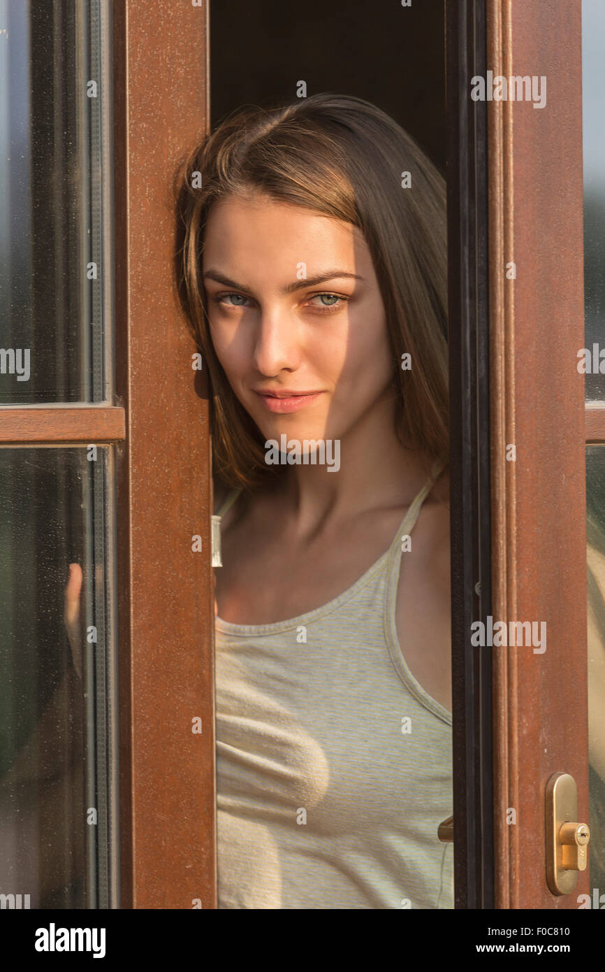 Porträt der schönen jungen Frau in offenen Tür Stockfoto