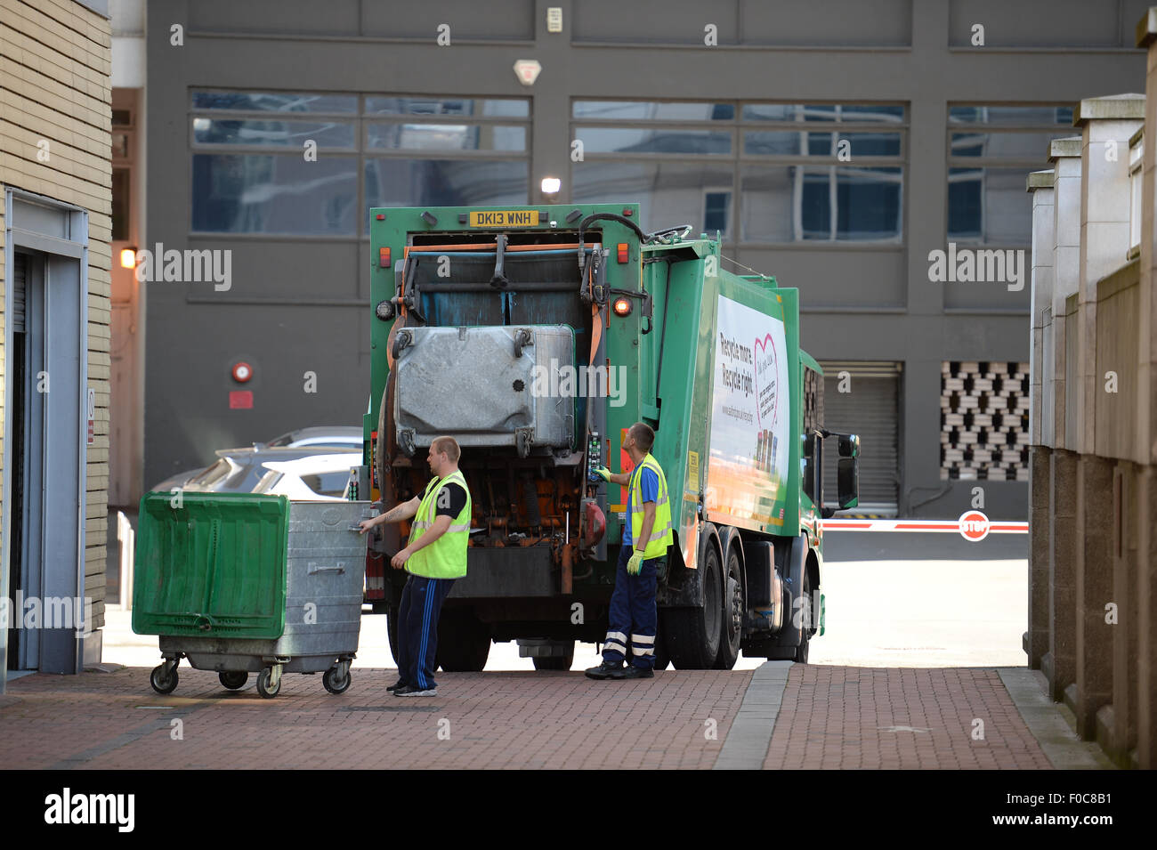 Verweigern Sie Sammler Entleerung industrielle Wheelie Lagerplätze in Manchester City Centre Stockfoto