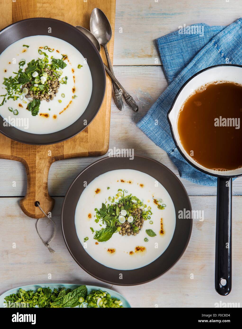 Draufsicht der Suppe im Topf und Salat mit Linsen Stockfoto