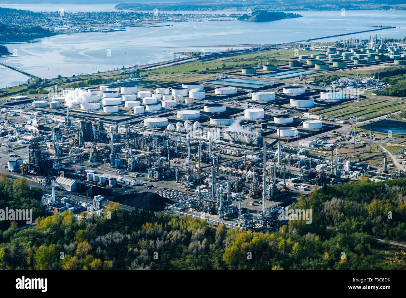 Vogelperspektive Blick auf Küste Ölraffinerie mit Öllagertanks Stockfoto