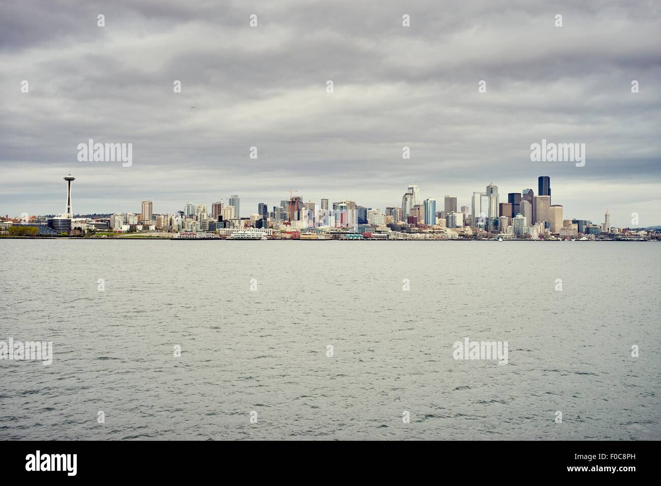 Blick auf Skyline über Puget Sound, Seattle, Washington State, USA Stockfoto