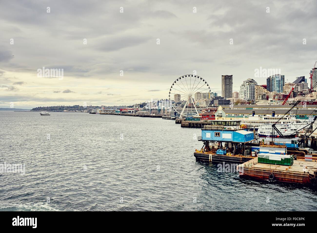 Blick auf Hafen und Seattle great Wheel Seattle, Washington State, USA Stockfoto