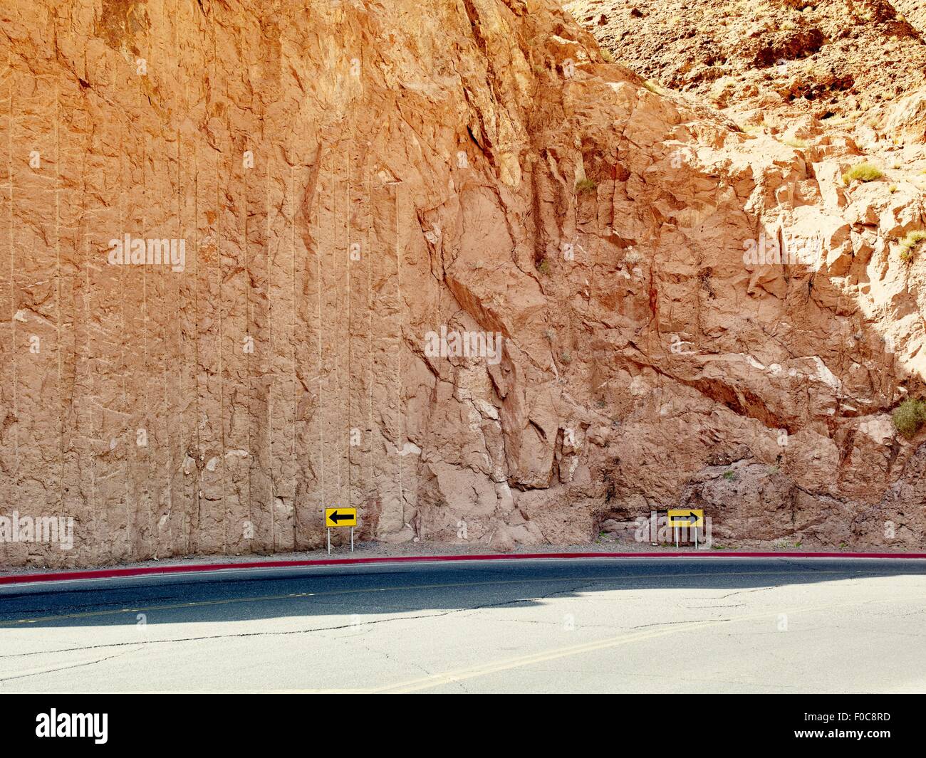 Straße mit gelbe Richtungspfeile in Gegenrichtung, Hoover Dam, Nevada, USA Stockfoto