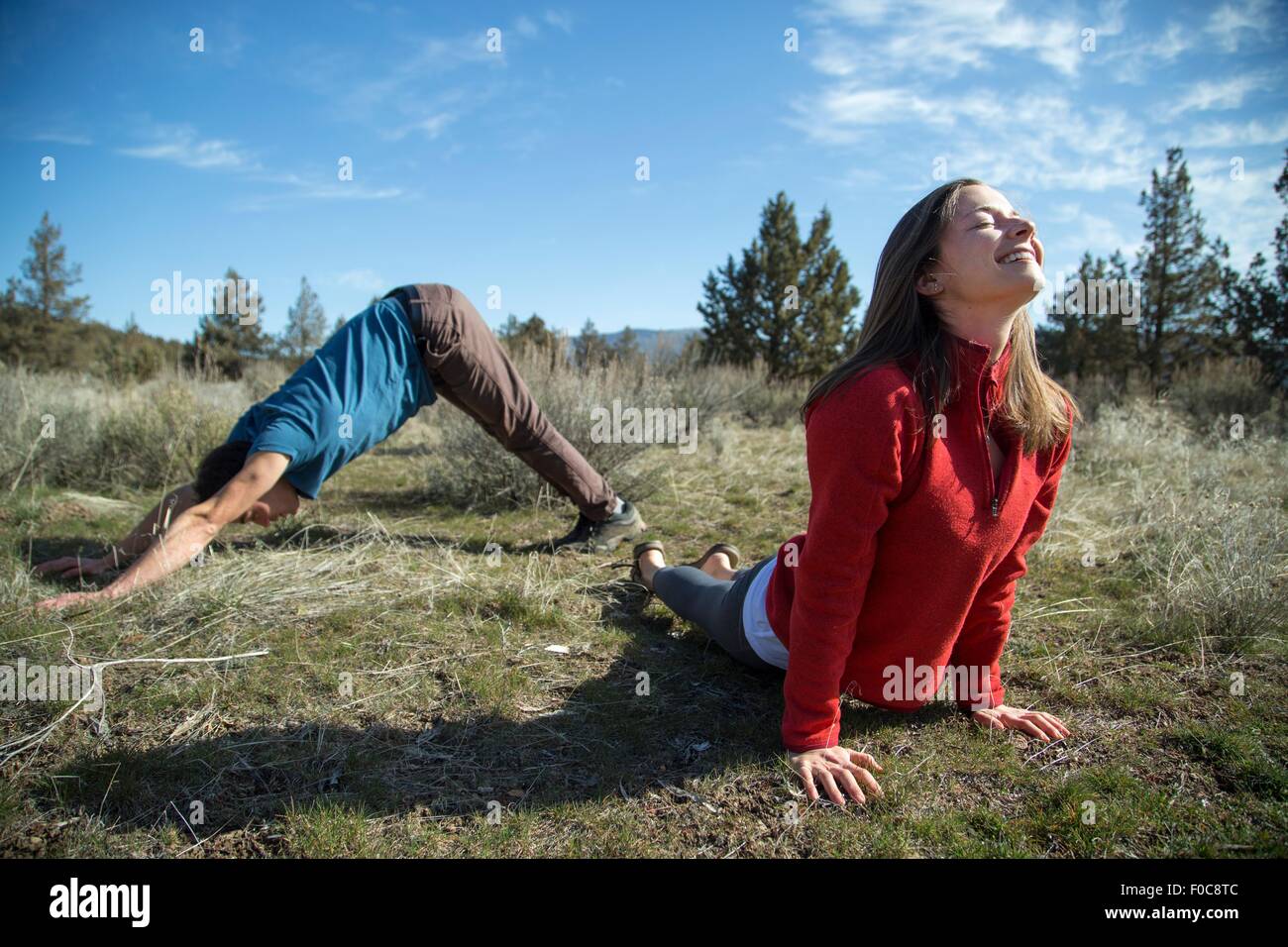 Paar praktizieren Yoga, Smith Rock State Park, Oregon Stockfoto Paar praktizieren Yoga, Smith Rock State Park, Oregon Stockfoto