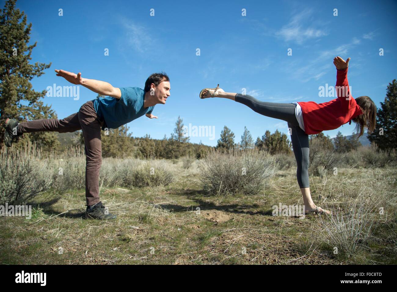Paar praktizieren Yoga, Smith Rock State Park, Oregon Stockfoto Paar praktizieren Yoga, Smith Rock State Park, Oregon Stockfoto