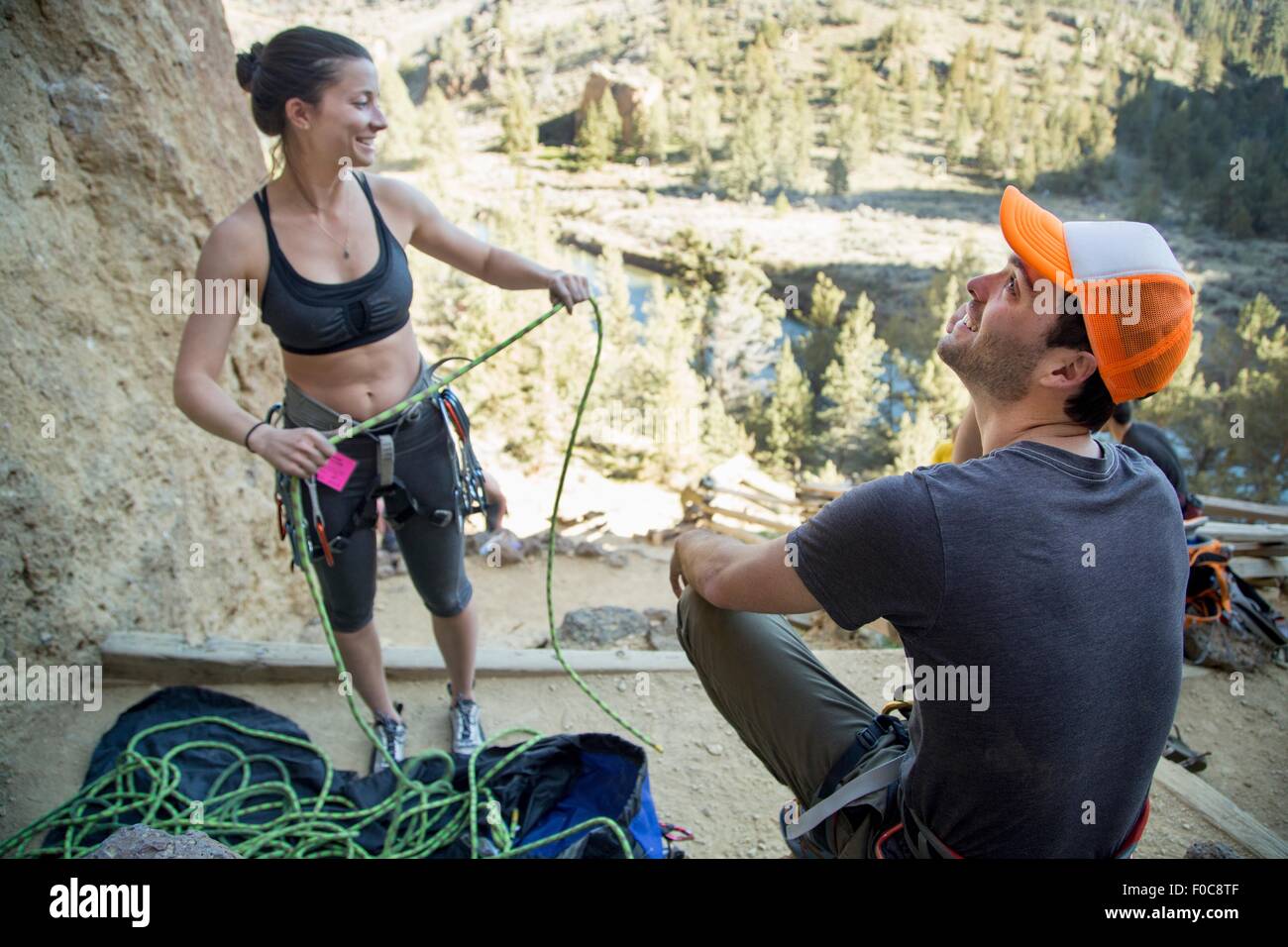 Kletterer Vorbereitung Seil, Smith Rock State Park, Oregon Stockfoto Kletterer Vorbereitung Seil, Smith Rock State Park, Oregon Stockfoto