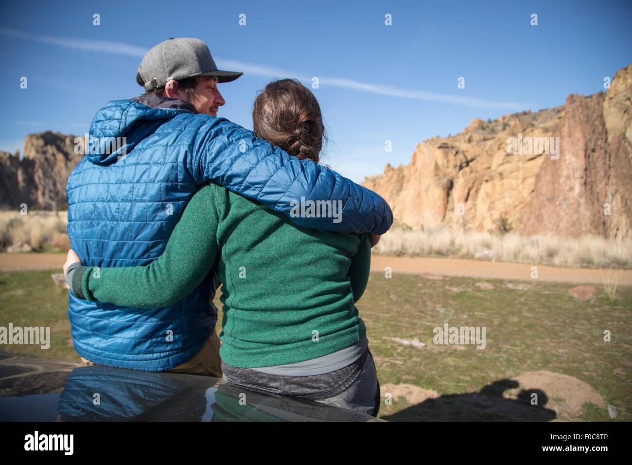 Paar genießt die Landschaft, Smith Rock State Park, Oregon Stockfoto Paar genießt die Landschaft, Smith Rock State Park, Oregon Stockfoto