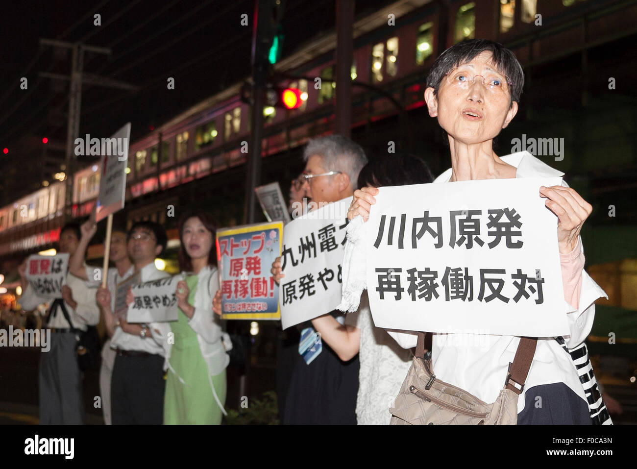 Tokio, Japan. 12. August 2015. Demonstranten halten Plakate gegen den Neustart des japanischen Sendai Kernkraftwerks außerhalb der Kyushu Electric Power Gebäude in Tokio am 12. August 2015. Viele Japaner sind gegen Atomkraft und alle Reaktoren wurden seit der Atomkatastrophe von Fukushima 2011 offline. Die Regierung und Kyushu Electric Power Co. angekündigt den Neustart des Reaktors Nummer 1 im Sendai-Werk in Satsumasendai, Kagoshima. Bildnachweis: Aflo Co. Ltd./Alamy Live-Nachrichten Stockfoto