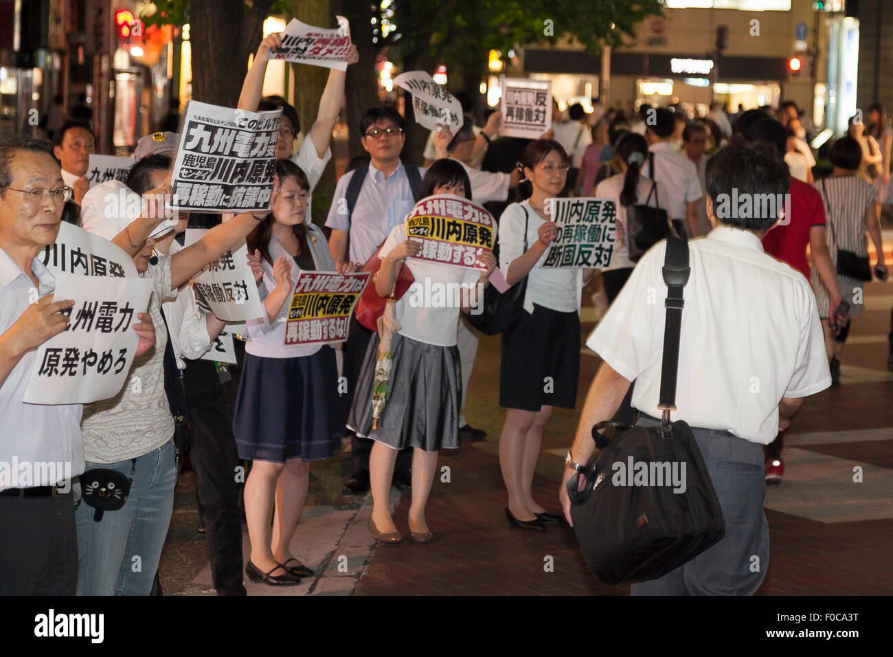 Tokio, Japan. 12. August 2015. Demonstranten halten Plakate gegen den Neustart des japanischen Sendai Kernkraftwerks außerhalb der Kyushu Electric Power Gebäude in Tokio am 12. August 2015. Viele Japaner sind gegen Atomkraft und alle Reaktoren wurden seit der Atomkatastrophe von Fukushima 2011 offline. Die Regierung und Kyushu Electric Power Co. angekündigt den Neustart des Reaktors Nummer 1 im Sendai-Werk in Satsumasendai, Kagoshima. Bildnachweis: Aflo Co. Ltd./Alamy Live-Nachrichten Stockfoto