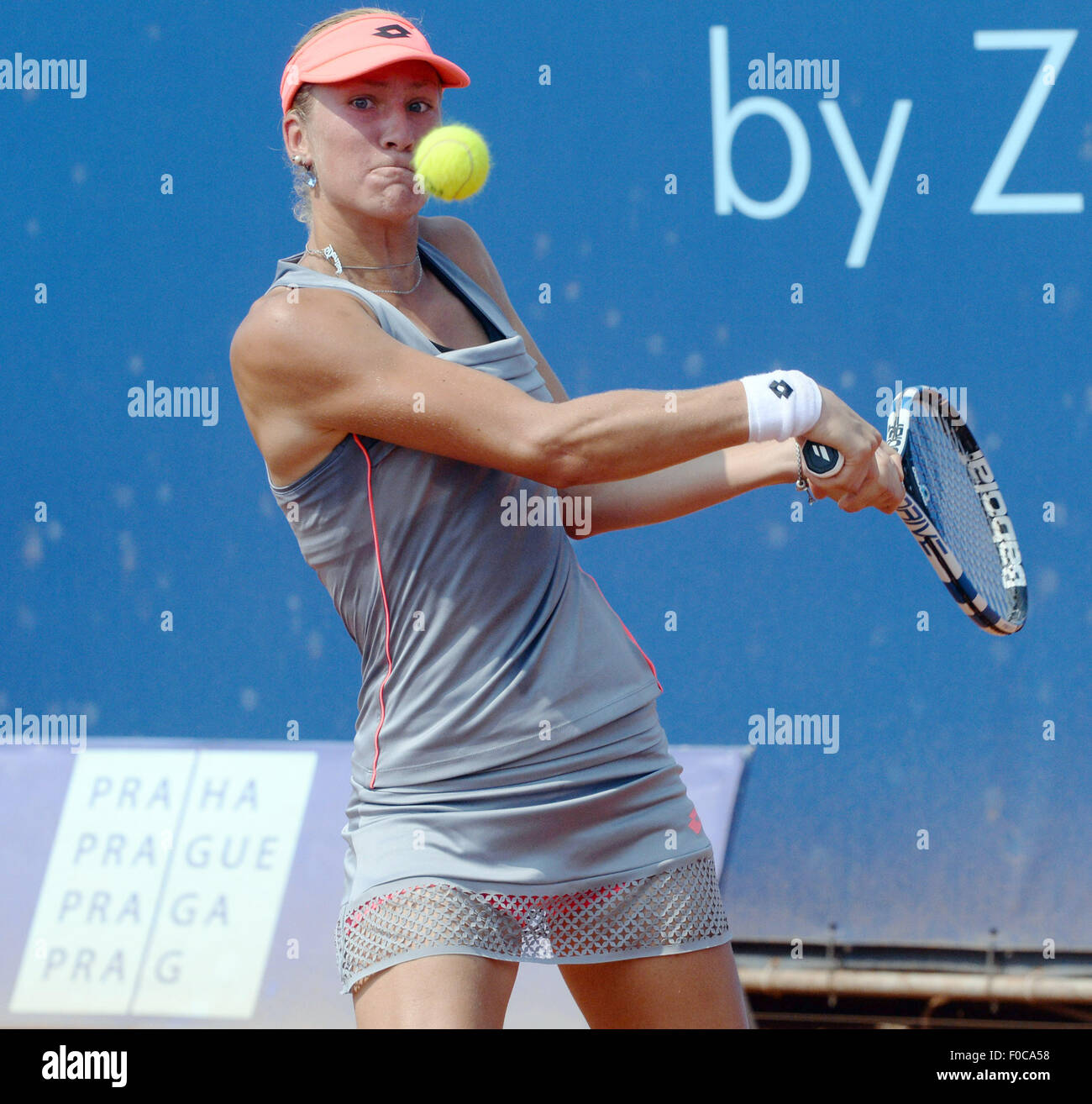 Tschechischer Tennisspieler Denisa Allertova spielt gegen Maria Sakkari von Griechenland während der Vorteil Autos Prague Open durch Zenova - ITF in Prag, Tschechische Republik, Frauen auf Mittwoch, 12. August 2015. (CTK Foto/Michal Dolezal) Stockfoto